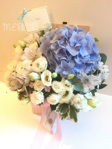 **Pastel Blue** Blue Hydrangea & White Eustoma Flower Box<br>藍色繡球花及白桔梗花花盒