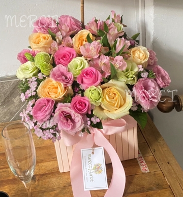 **FB11** Pink and Champagne Roses Flower Box<br>粉色及香檳色玫瑰花花盒